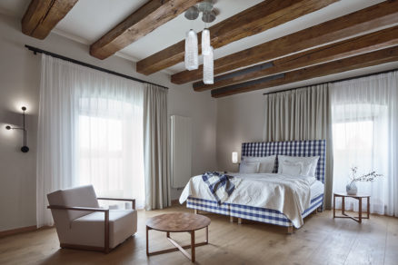 Priestranné hotelové izby majú doskové podlahy, robustné drevené dvere a vstavaný nábytok.