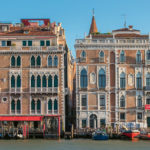 Palác Ca’ Giustinian (vpravo) je sídlom riaditeľstva benátskeho bienále.
