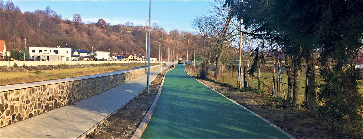 Cyklistický chodník je farebne zladený s okolitým prostredím.