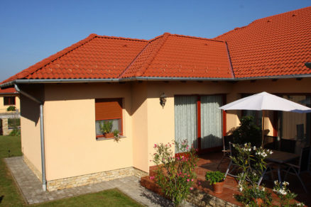 Tehlovo červená krytina v klasickom štýle, na mierne členitej streche valbového typu. Krytina veľmi pekne harmonizuje s farbou fasády, ale aj s ostatnými časťami domu, s drevenými oknami a dverami a s lemovaním okolo okien. Terran Danubia - Tehlovo červená