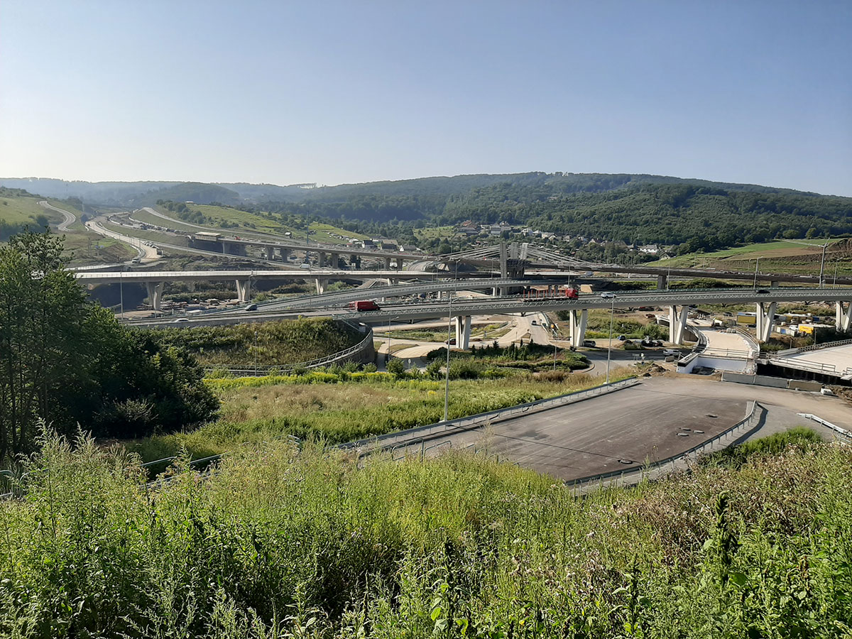 Veľkými výzvami sú inžinierske stavby v rámci diaľničného programu –  na obrázku vidieť úsek D1 Prešov, ­západ – Prešov, juh.
