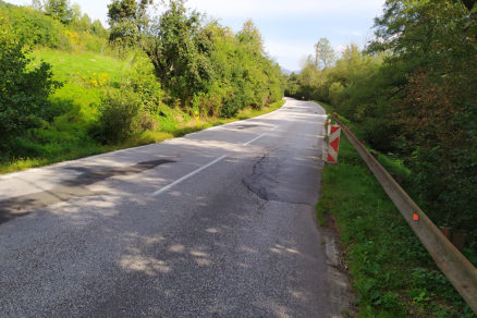Súčasný stav mnohých úsekov ciest II. triedy na Slovensku, prepadnuté krajnice a degradované vrstvy vozoviek