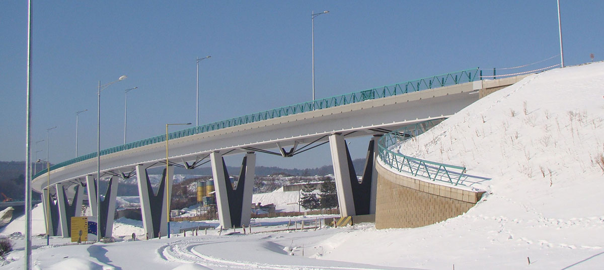 Obr. 1 Pohľad na mostný objekt 215-00 po dobudovaní 1. etapy križovatky