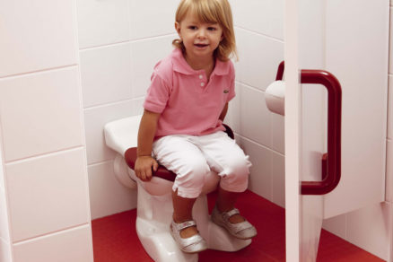 Stojacie WC s levími labkami poskytuje malým deťom oporu na nohy.