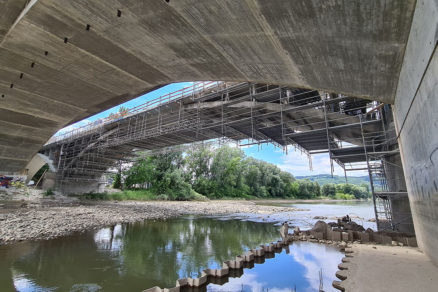 Zavesené lešenie pre sanačné práce na moste Orlové