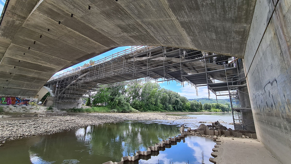 Zavesené lešenie pre sanačné práce na moste Orlové