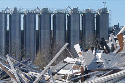 Deceuninck prevádzkuje vlastnú recyklačnú linku v belgickom Diksmuide, ktorá dokáže ročne spracovať asi 2 milióny starých okien.