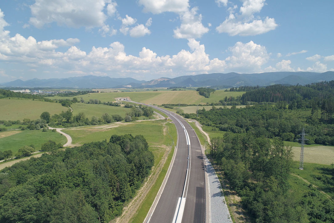 Letecký pohľad na úsek diaľnice realizovaný Spoločnosťou Doprastav a. s. od km 33000