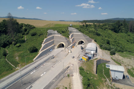 Letecký pohľad na východný portál tunela Žilina pred dokončením