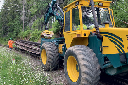 Obr. 3 Demontáž koľajových polí pomocou podvozkov vz.53 a stroja HSM 805