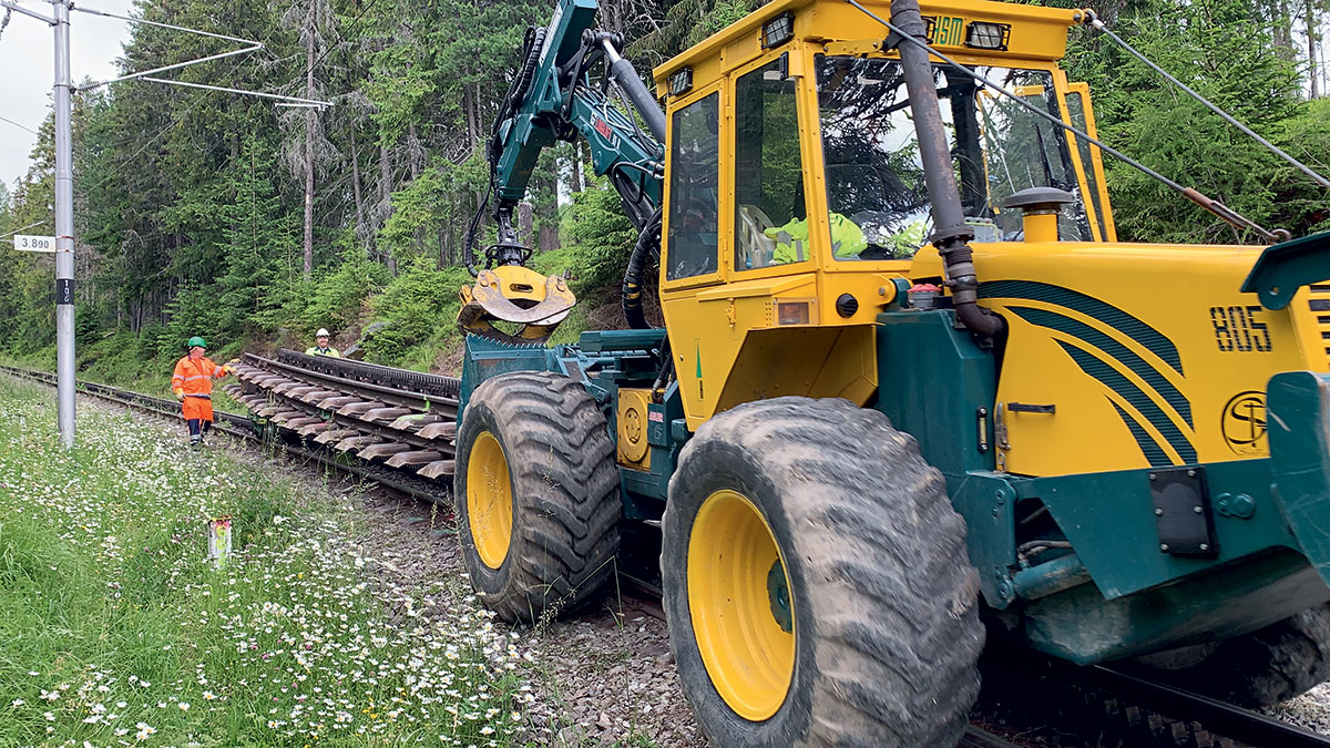 Obr. 3 Demontáž koľajových polí pomocou podvozkov vz.53 a stroja HSM 805