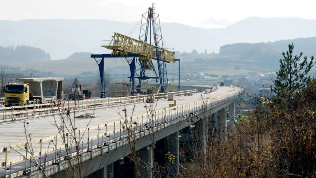 Pohľad na proces výstavby mostného objektu SO 209 00 Estakáda na D1 v Lietavskej Lúčke priečne delená konštrukcia PDK realizovaná letmou montážou