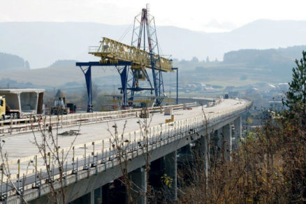 Pohľad na proces výstavby mostného objektu SO 209 00 Estakáda na D1 v Lietavskej Lúčke priečne delená konštrukcia PDK realizovaná letmou montážou