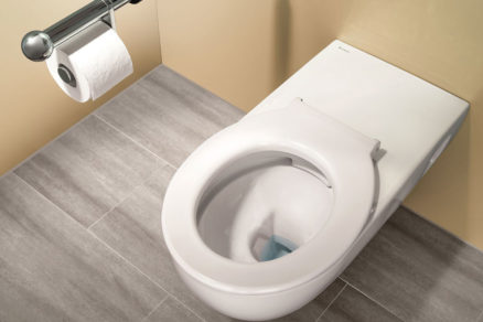 WC s predĺženou montážnou hĺbkou pre bezbariérový prístup vybavené sedacím kruhom.