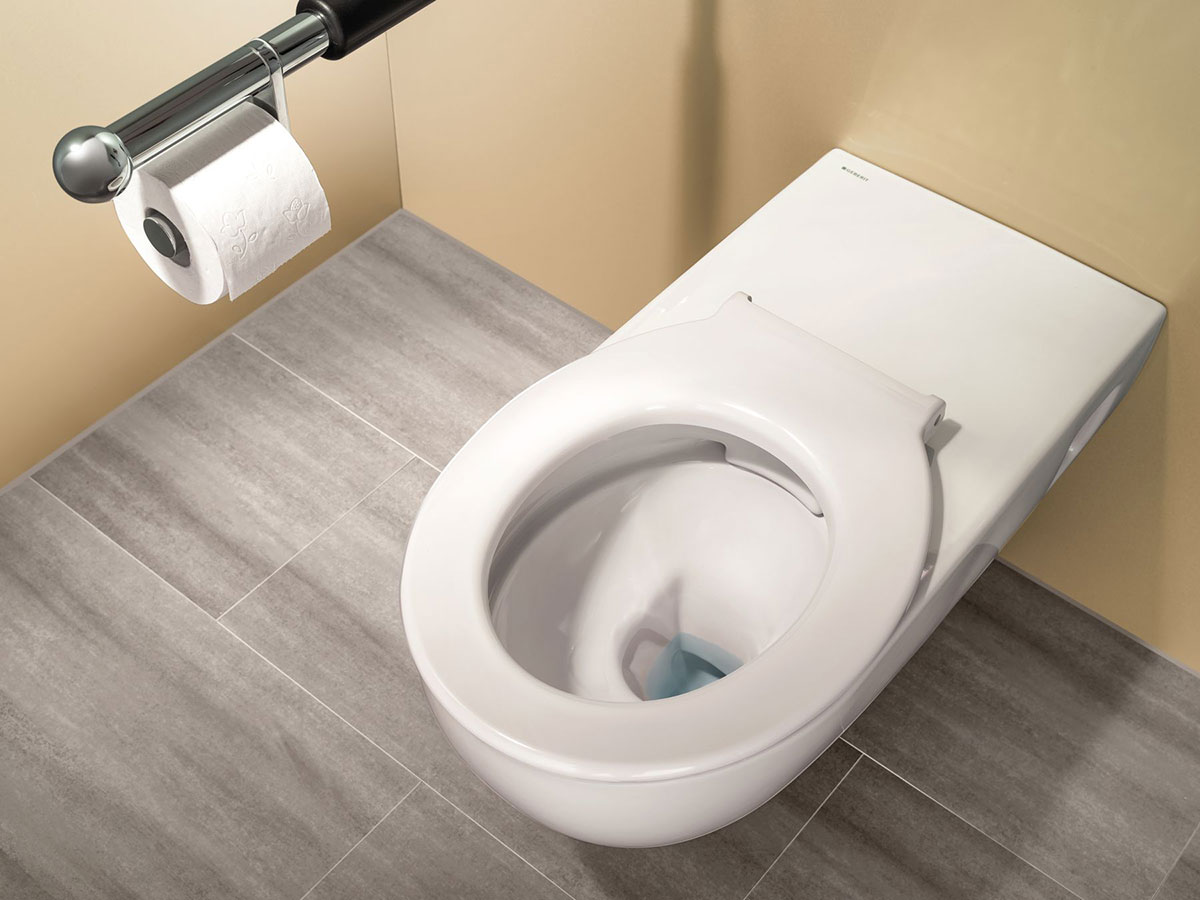 WC s predĺženou montážnou hĺbkou pre bezbariérový prístup vybavené sedacím kruhom.