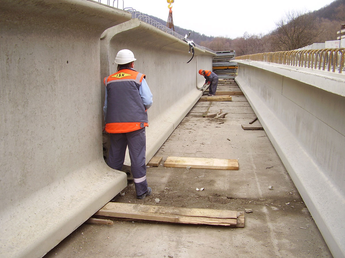 Obr. 6 Segmenty nosníkov typu I 96 s dĺžkou 42 m a výškou 2,0 m