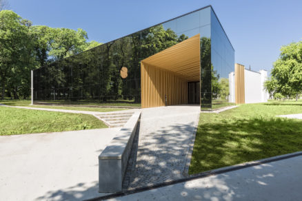 Penzión tvorí vstupnú bránu do areálu Château Rúbaň v južnoslovenskej vinohradníckej oblasti. Jeho autorom je architekt Zoltán Bartal a postavený bol v rokoch 2015 – 2016.