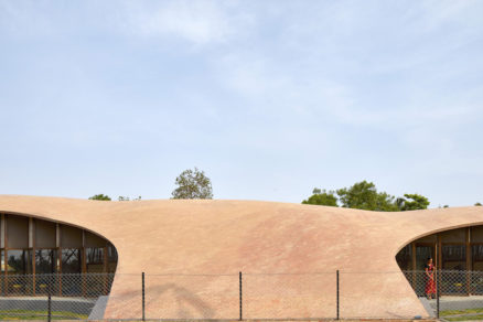 Podstatu subtílnej knižnice organických tvarov pri škole Sharda School tvorí oblúková tehlová škrupinová konštrukcia.
