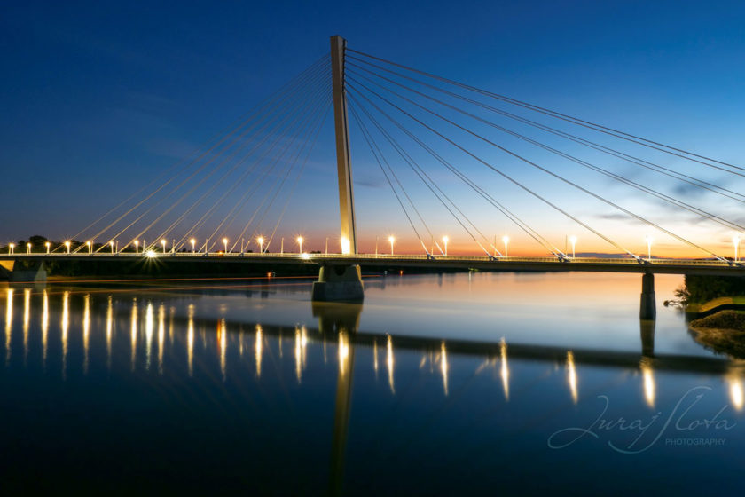 Obr. 1 Most Monoštor – nočný pohľad na most