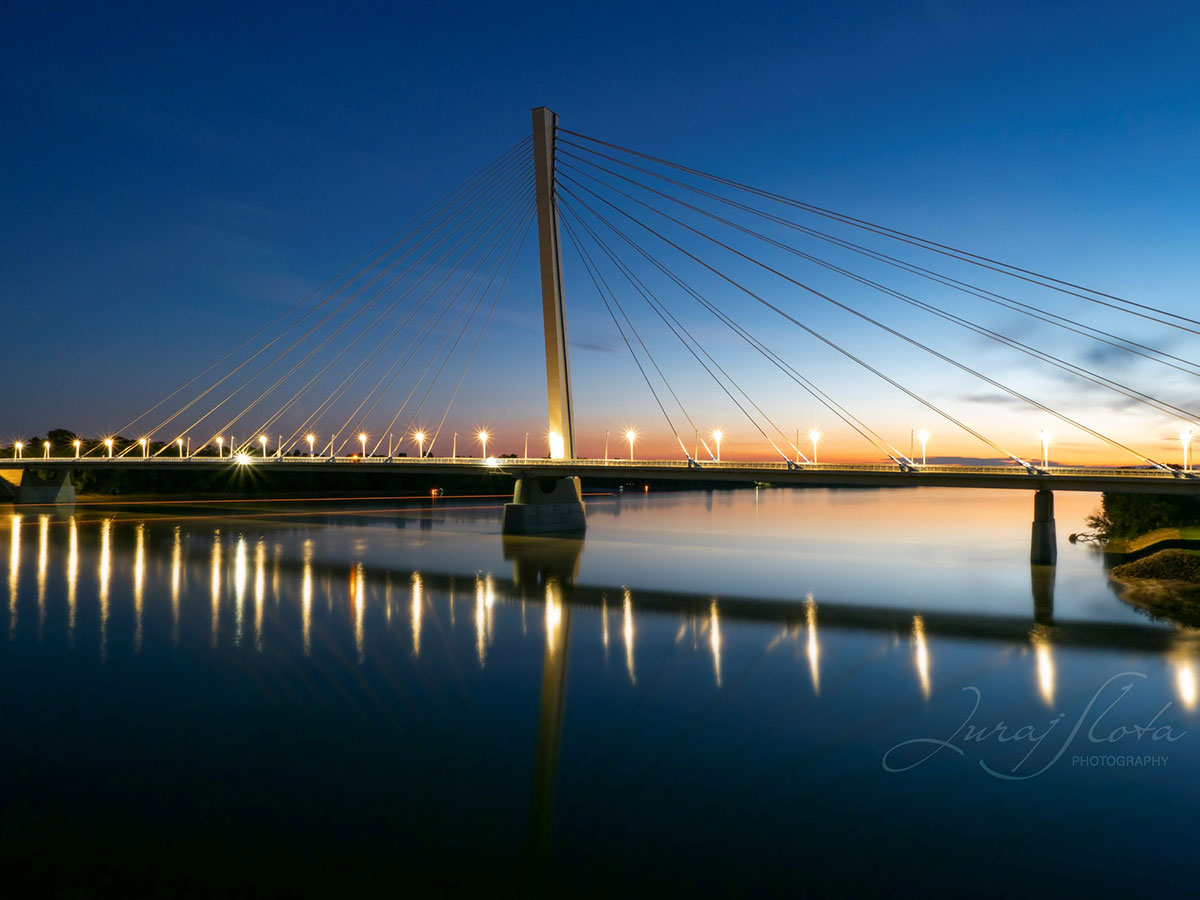 Obr. 1 Most Monoštor – nočný pohľad na most