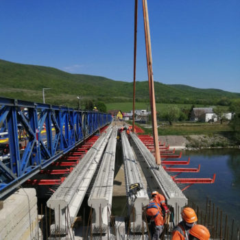Obr. 4 Nosníky typu M30 pri realizácii rekonštrukcie mosta cez rieku Laborec za obcou Krivošťany