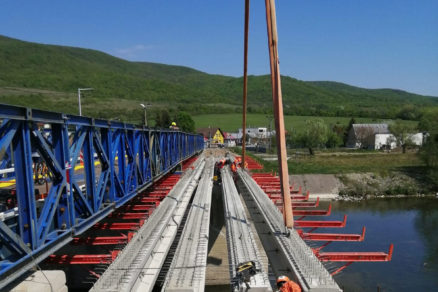Obr. 4 Nosníky typu M30 pri realizácii rekonštrukcie mosta cez rieku Laborec za obcou Krivošťany