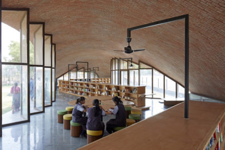 Interiér má variabilné priestorové systémy sedenia. Široké podlahové stoličky sa môžu usporiadať po obvode knižnice na samostatné štúdium, ale aj nasmerovať do jej stredu na spoločné štúdium.