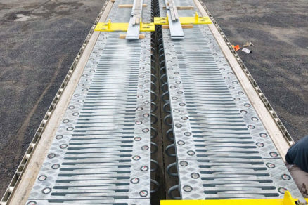 Dva mostné závery TENSA® FINGER (typ RSFD) navrhnuté na pohyby do 16 palcov (400 mm). Hrebeňové dosky, ktoré tvoria povrch a sú kotvené pomocou skrutiek, možno podľa potreby z dôvodu údržby alebo výmeny demontovať.