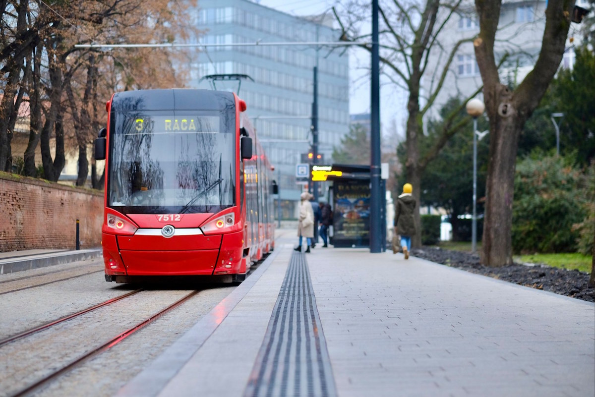 Novozrekonštruovaná električková trať na Americkom námestí. 