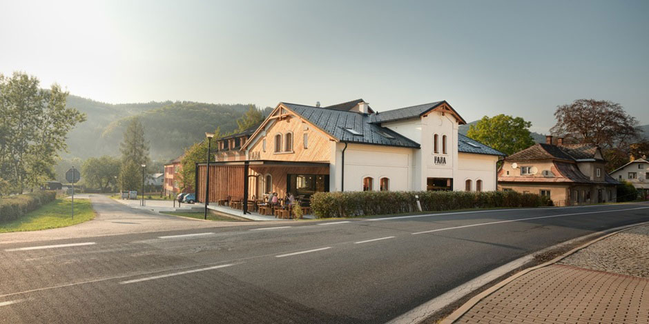 Cieľom revitalizácie historického objektu pôvodnej fary z prelomu 19. a 20. storočia bolo zachovanie vonkajšieho výzoru domu.