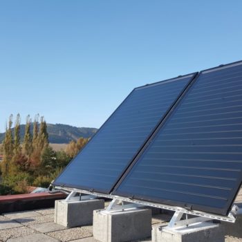 Solárne panely na rovnej streche