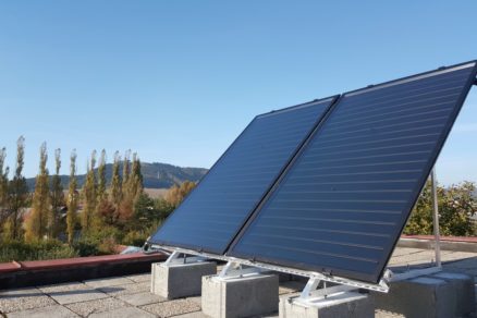 Solárne panely na rovnej streche