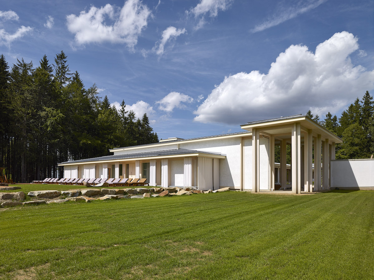 Duchovnú podstatu pavilónu výrazne podporil zvolený architektonický jazyk.