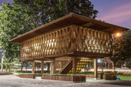 Drevená konštrukcia, inšpirovaná tradičnými domami, pochádza z kontrolovaných a trvalo udržateľných zdrojov.