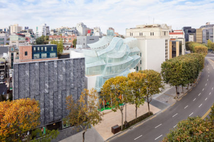 Dom Louisa Vuittona dominuje ulici vymykaním sa kubickým stereotypom.