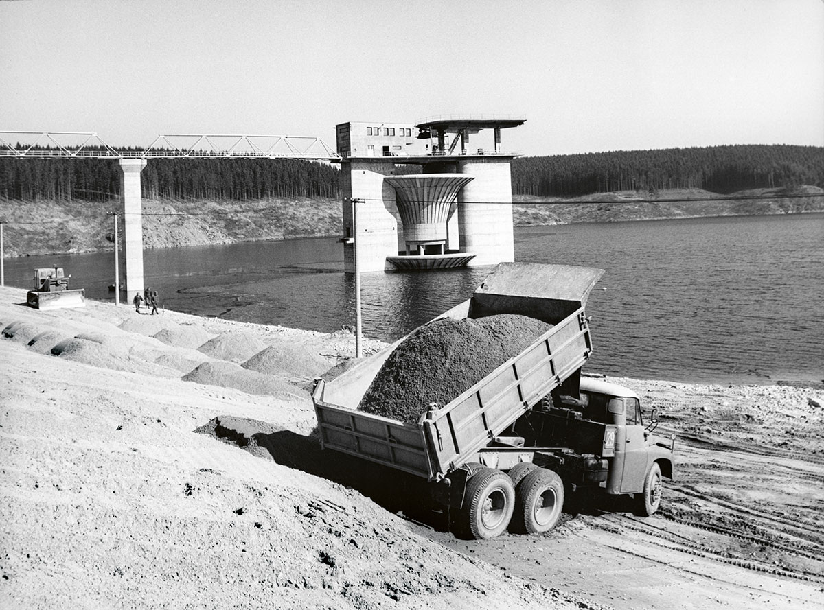 1972 Hráz vodního díla Švihov