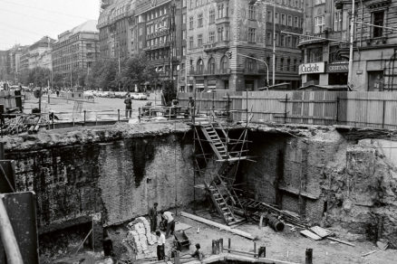 1976 Stavba vestibulu Mustek A uprostred Vaclavskeho namesti