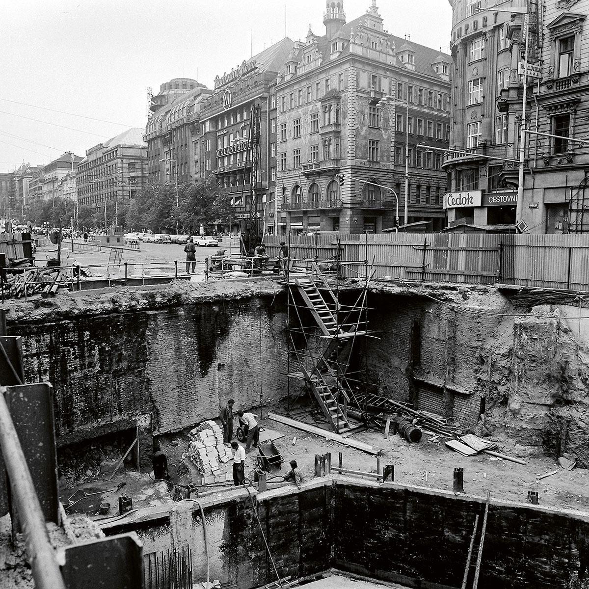 1976 Stavba vestibulu Mustek A uprostred Vaclavskeho namesti