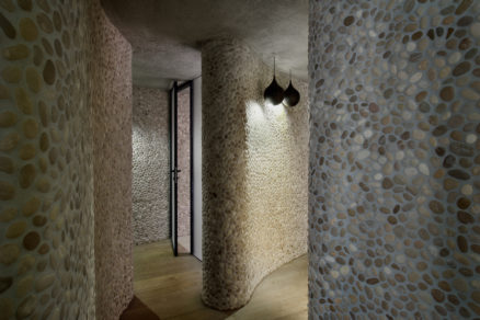 Zvlnené vnútorné steny si vyžiadali oveľa drsnejší a heterogénny dizajnérsky návrh existujúceho priestoru.