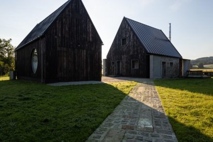 Dom má črty lokálneho ľudového staviteľstva: vertikálny tmavý obklad, pomerne symetrické rozloženie okien a absencia ozdôb či výbežkov.