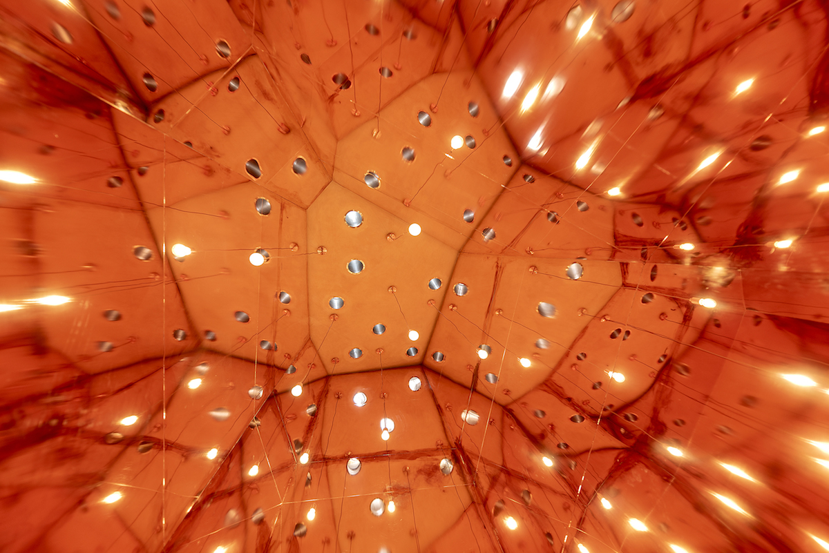 Strešné svetlíky s malými kruhovými otvormi, ktoré prerušujú strechy uzavretých buniek.