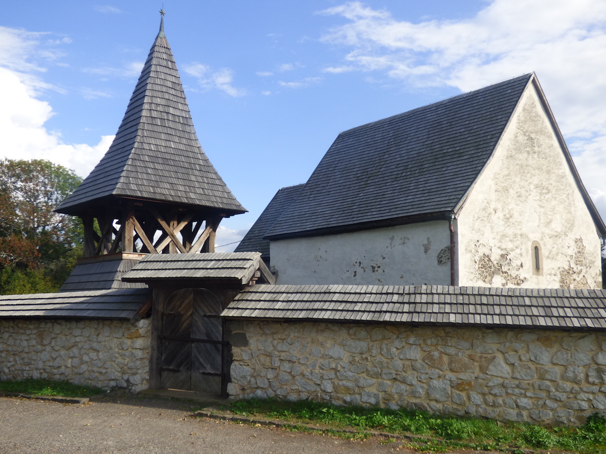 Gotický evanjelický kostol z prvej polovice 14. storočia v obci Kraskovo, okres Rimavská Sobota.