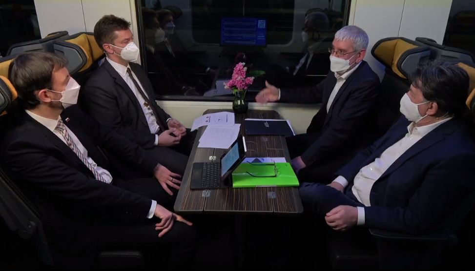 Diskusia vo vlaku: Eduard Heger, Ján Budaj, Andrej Doležal a štátny tajomník Ján Oravec.