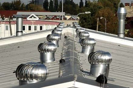 Obr. 4 Správny účel použitia ventilačných turbín na stajňovom objekte a ich nesprávna inštalácia na objekte bytového charakteru [10].