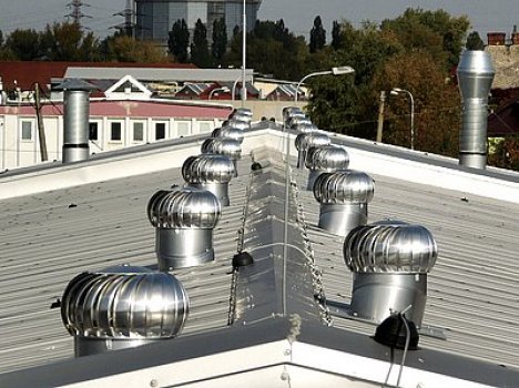 Obr. 4 Správny účel použitia ventilačných turbín na stajňovom objekte a ich nesprávna inštalácia na objekte bytového charakteru [10].