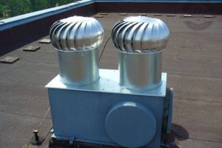 Obr. 4 Správny účel použitia ventilačných turbín na stajňovom objekte a ich nesprávna inštalácia na objekte bytového charakteru [10].