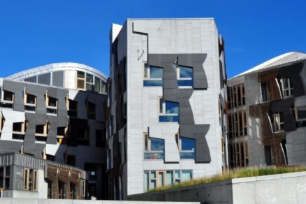 Budova škótskeho parlamentu, ktorú navrhol ateliér EMBT Architects.
