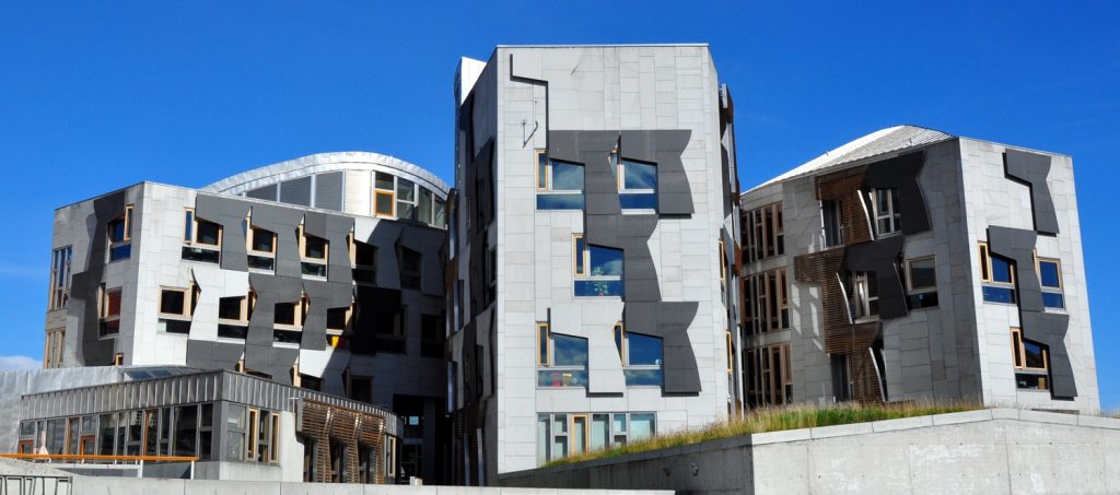 Budova škótskeho parlamentu, ktorú navrhol ateliér EMBT Architects. 