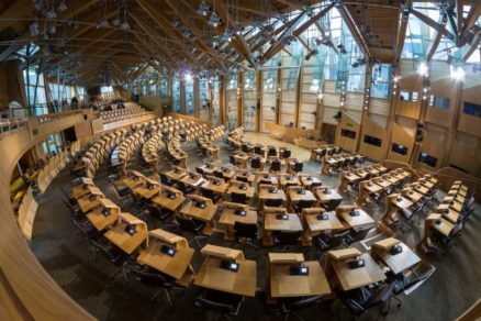 Interiér budovy škótskeho parlamentu od ateliéru EMBT Architects.