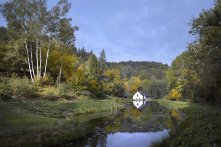 Manželský pár sa rozhodol vymeniť rušnú Prahu za tiché, odľahlé miesto.